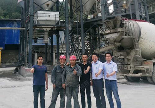 桂林鴻程磨粉機售后團隊回訪攪拌站的石灰粉磨粉機客戶