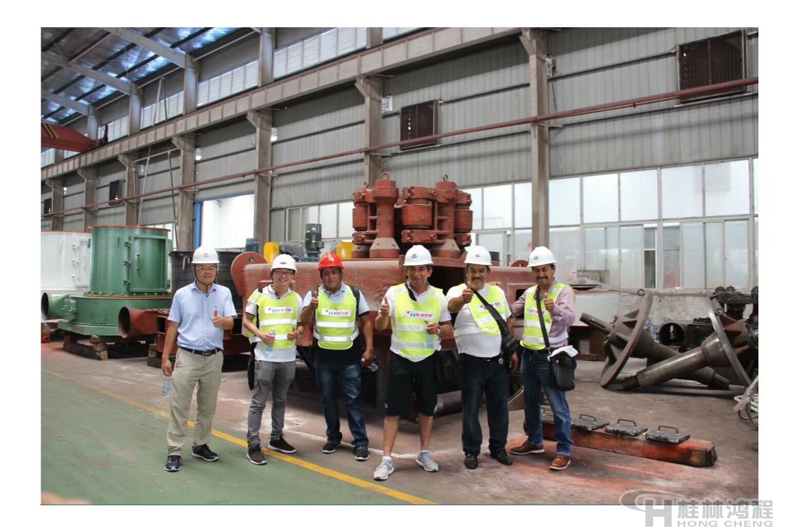 桂林鴻程磨粉機生產基地迎接中美洲礦業考察團參觀